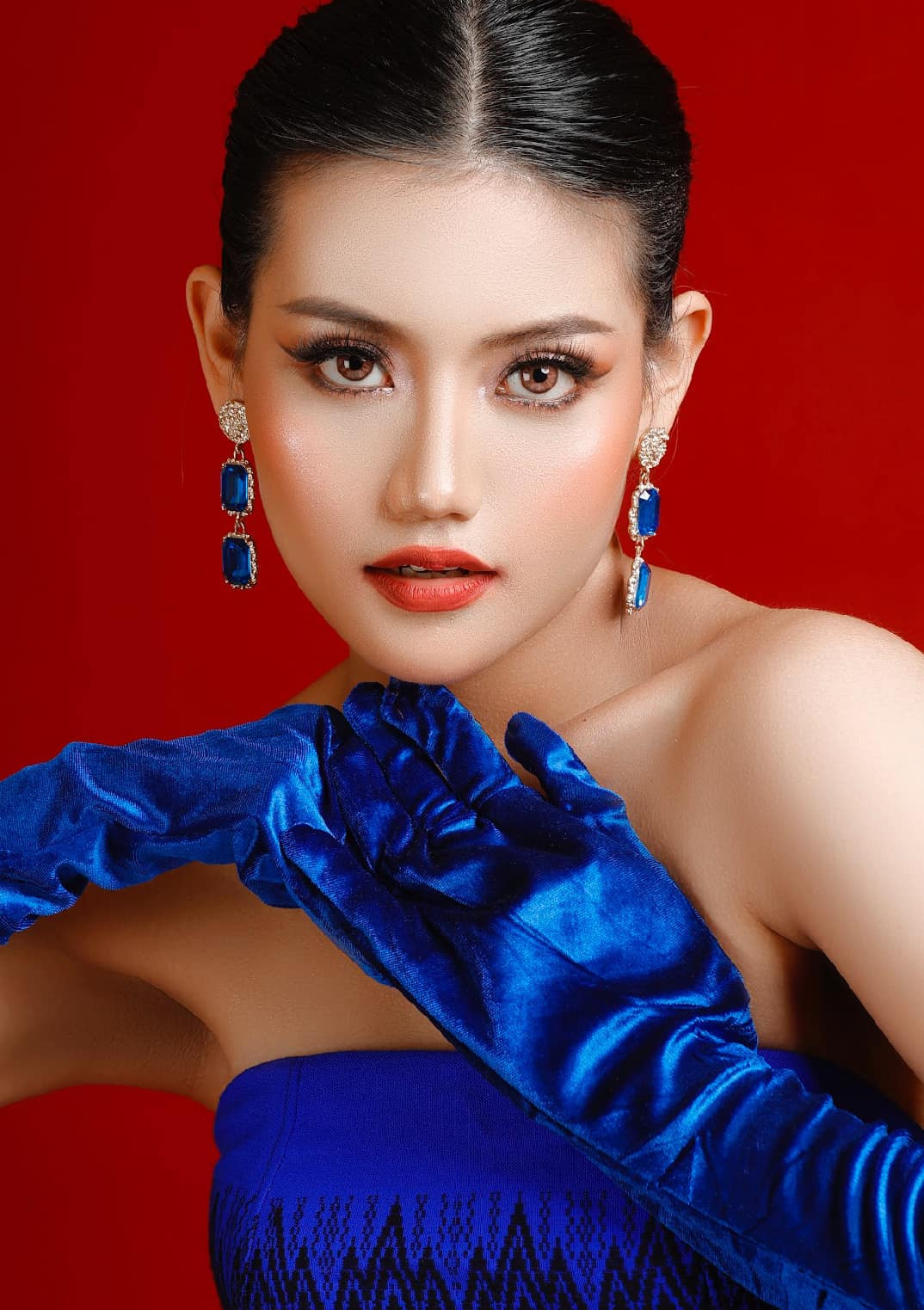 Là cô gái 17 tuổi nhưng Khisa Khin có kinh nghiệm thi sắc đẹp ấn tượng. Cô từng đại diện cho Myanmar tại cuộc thi Hoa hậu Du lịch Quốc tế được tổ chức tại Malaysia vào năm 2023.