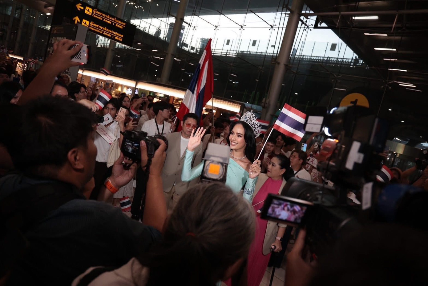 Ngày 4/5, hàng trăm người hâm mộ đã tới sân bay để tiễn người đẹp Opal Suchata Chuangsri lên đường sang Ấn Độ dự thi Hoa hậu Thế giới 2025. Họ mang theo cờ, poster để cổ vũ người đẹp. Opal Suchata Chuangsri được bổ nhiệm trở thành đại diện Thái Lan ở Hoa hậu Thế giới 2025 hôm 22/4. Cô được kỳ vọng mang về vương miện cho xứ sở chùa vàng.