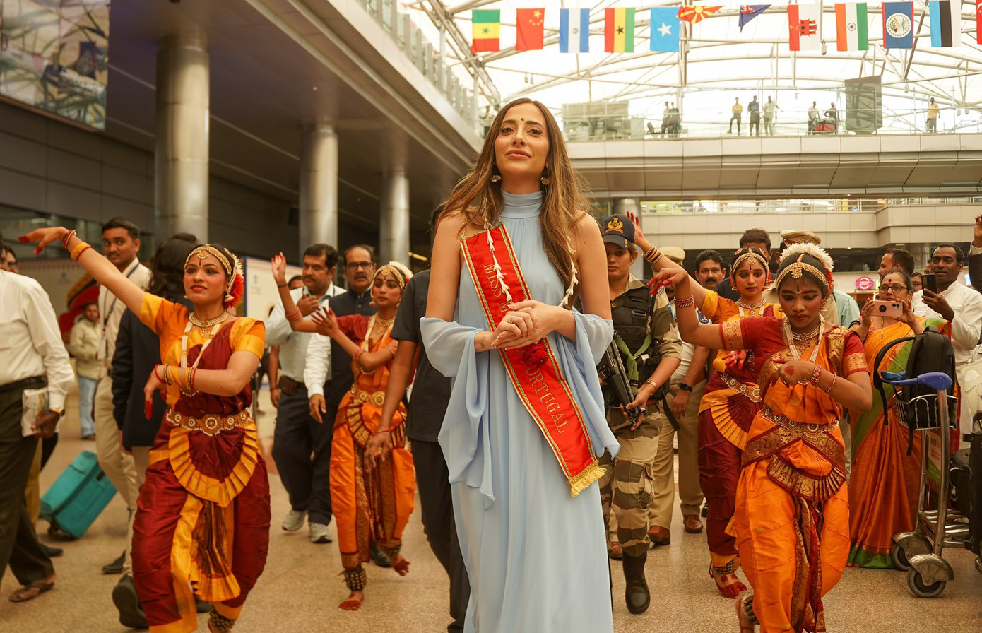 Đại diện Bồ Đào Nha - Maria Amelia Baptista - được chào đón nồng nhiệt khi có mặt tại Hyderabad, Telangana, Ấn Độ. Cô là một trong những thí sinh có mặt sớm nhất tại Ấn Độ.