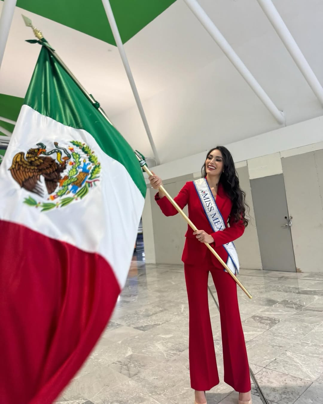 Đại diện Mexico - Maryely - năm nay 27 tuổi, đã tốt nghiệp chuyên ngành nghiên cứu quốc tế của Đại học Tự trị Sinaloa và làm việc trong lĩnh vực giáo dục. Cô đã thực hiện dự án xã hội liên quan đến chăm sóc sức khỏe, giáo dục ở Sinaloa. Maryely Leal từng dự thi Mexicana Universal 2018 (Hoa hậu Hoàn vũ Mexico) và giành ngôi Á hậu 2.