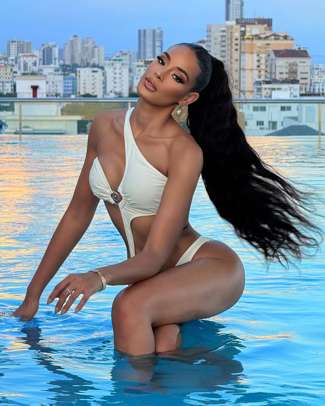 Cô cũng mở ngôi trường để đào tạo về kỹ năng mềm.