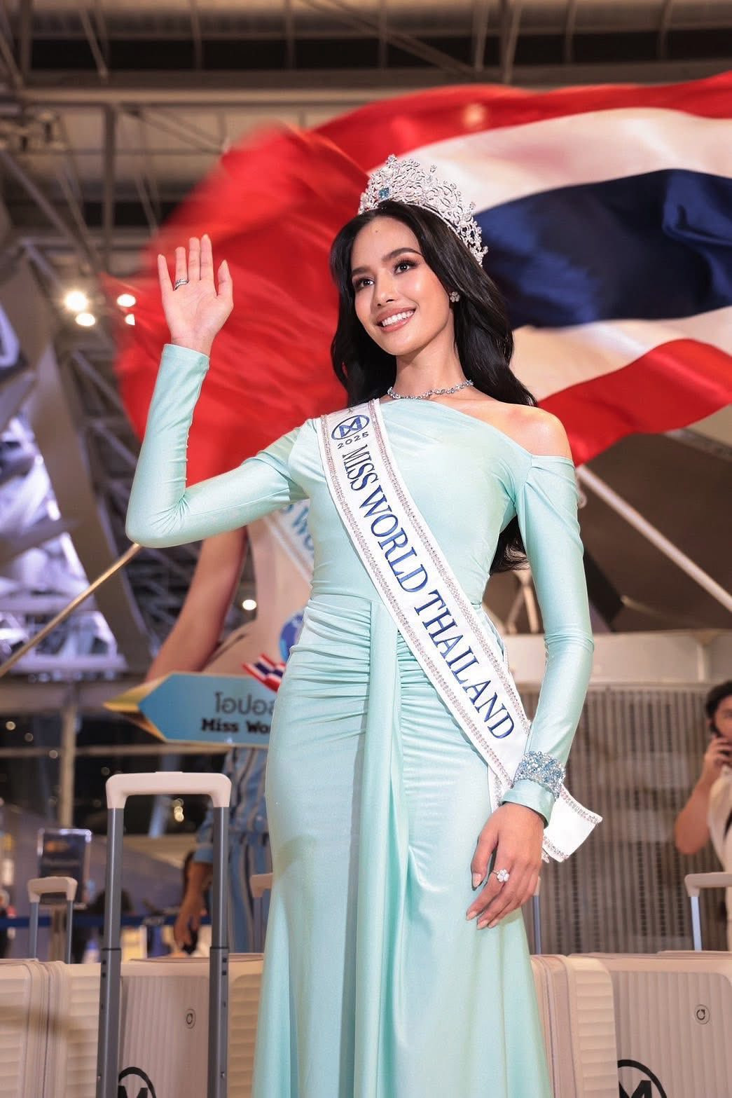 Opal Suchata Chuangsri năm nay 21 tuổi, là sinh viên Luật tại Đại học Thammasat, chuyên ngành Quan hệ Quốc tế. Người đẹp có chiều cao ấn tượng 1,8 m và thân hình thanh mảnh, quyến rũ. Cô có khả năng nói được tiếng Anh và tiếng Quan Thoại. Người đẹp đang điều hành hoạt động kinh doanh khách sạn ở Phuket, Thái Lan. Năm 2024, Opal đại diện Thái Lan thi Hoa hậu Hoàn vũ 2024 ở Mexico và giành ngôi Á hậu 3 nhưng đã bị tước danh hiệu.