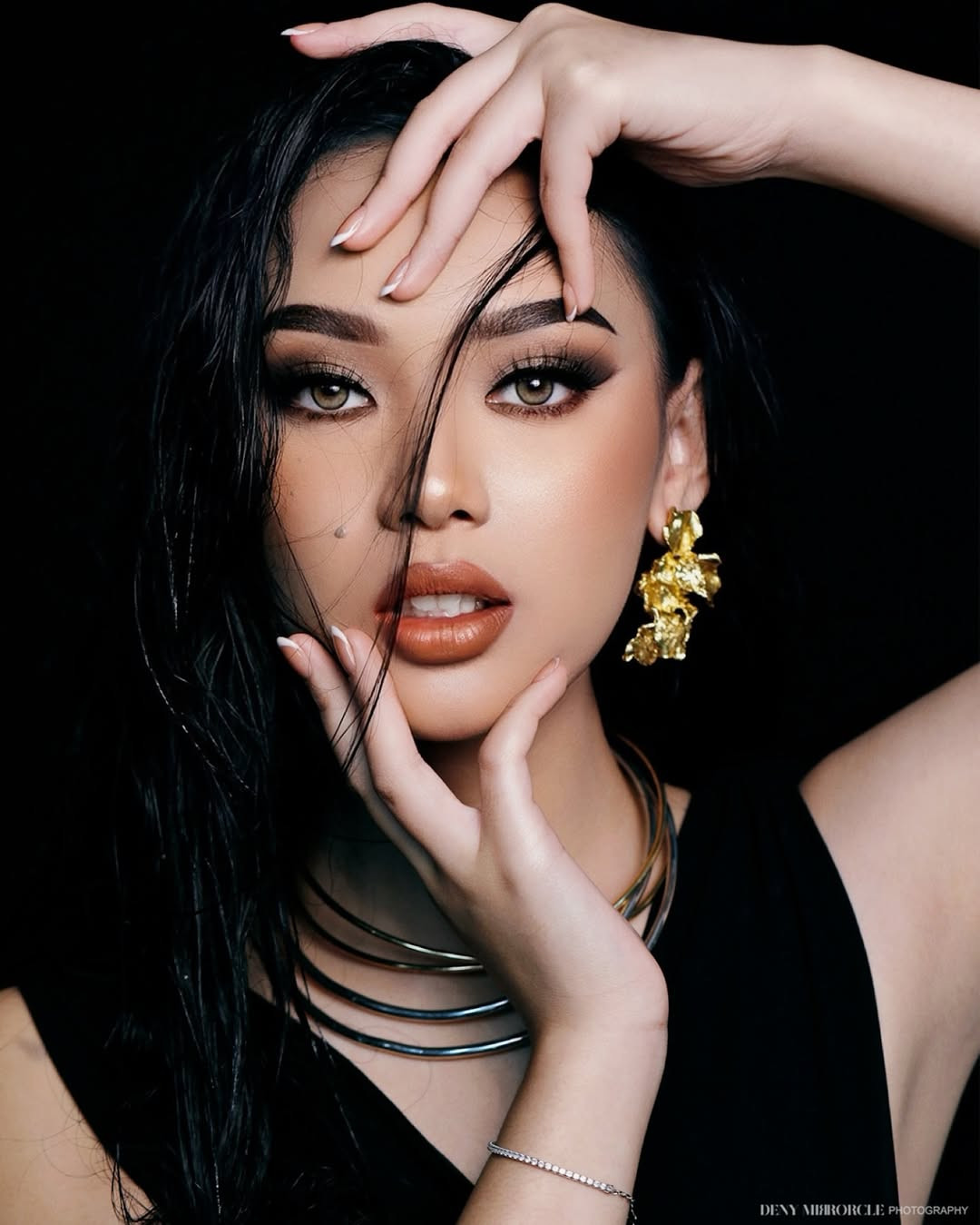 Người đẹp Salma Ranggita Cahyariyani đăng quang danh hiệu Puteri Indonesia Pariwisata. Cô đã tốt nghiệp chuyên ngành Kỹ thuật Luyện kim và Vật liệu tại Universitas Indonesia, từng nhận giải thưởng sinh viên xuất sắc nhất năm 2023 và 2024. Là chuyên gia tư vấn ESG và năng lượng, cô đang thực hiện các nghiên cứu có tác động về tính bền vững và nền kinh tế tuần hoàn.