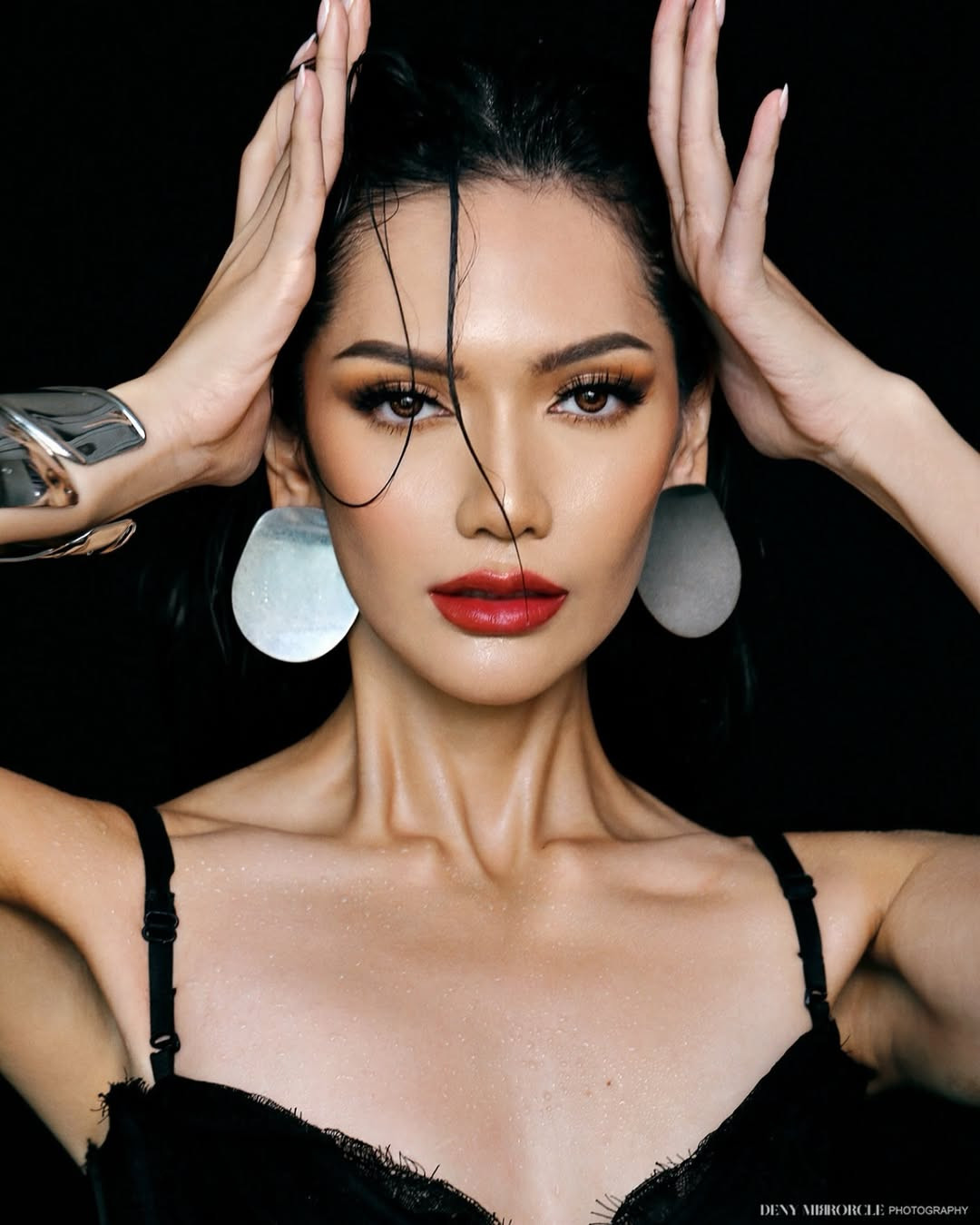 Melliza Xaviera Putri Yulian là bác sĩ, đã tốt nghiệp Đại học Indonesia. Cô đang theo đuổi dự án Hạnh phúc Indonesia với mục tiêu cân bằng giữa sức khỏe và hạnh phúc cho người dân. Cô cho rằng: "Hạnh phúc chính là liều thuốc chữa bách bệnh".