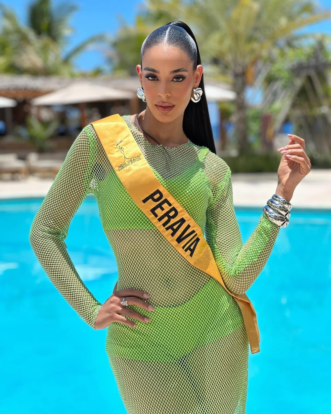 Người đẹp ưa chuộng phong cách thời trang cut-out, xuyên thấu táo bạo.