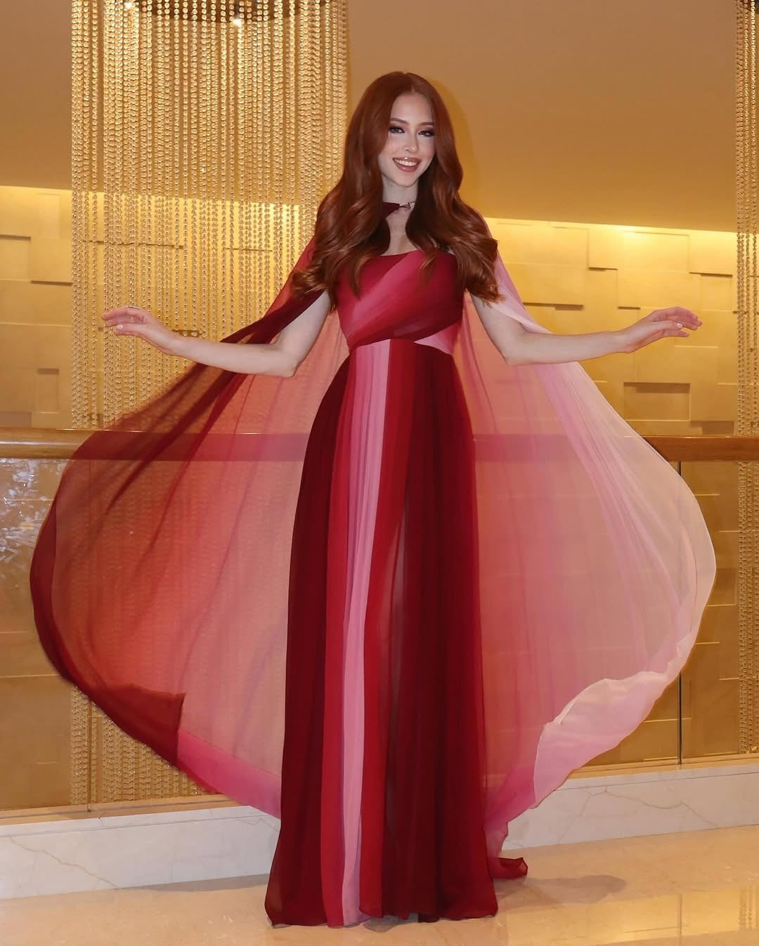 Đại diện Puerto Rico - Valeria Perez - xuất hiện với váy áo cầu kỳ. Cô 23 tuổi, tốt nghiệp ngành sinh học, là ứng viên mạnh của khu vực châu Mỹ.