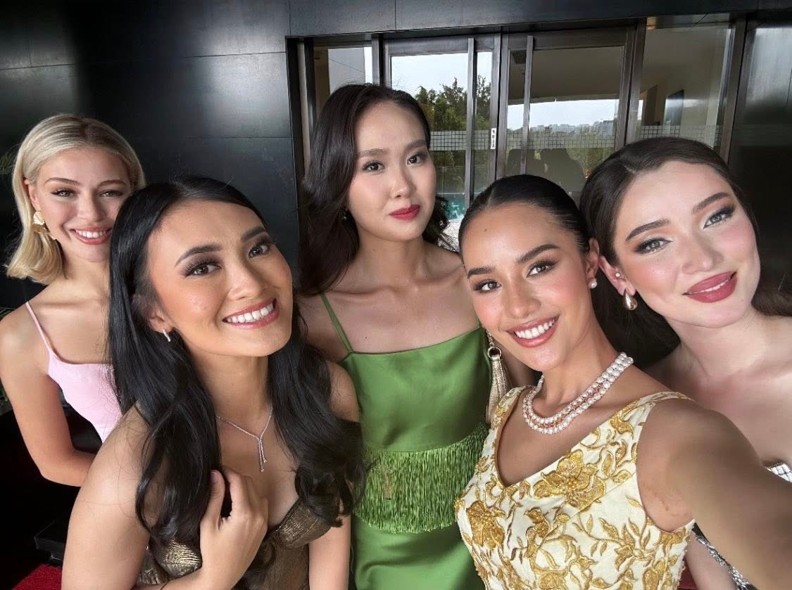 Đại diện Thái Lan - Opal Suchata Chuangsri - nổi bật, rạng rỡ bên dàn thí sinh. Cô luôn xuất hiện với vẻ ngoài chuyên nghiệp, váy áo lộng lẫy.