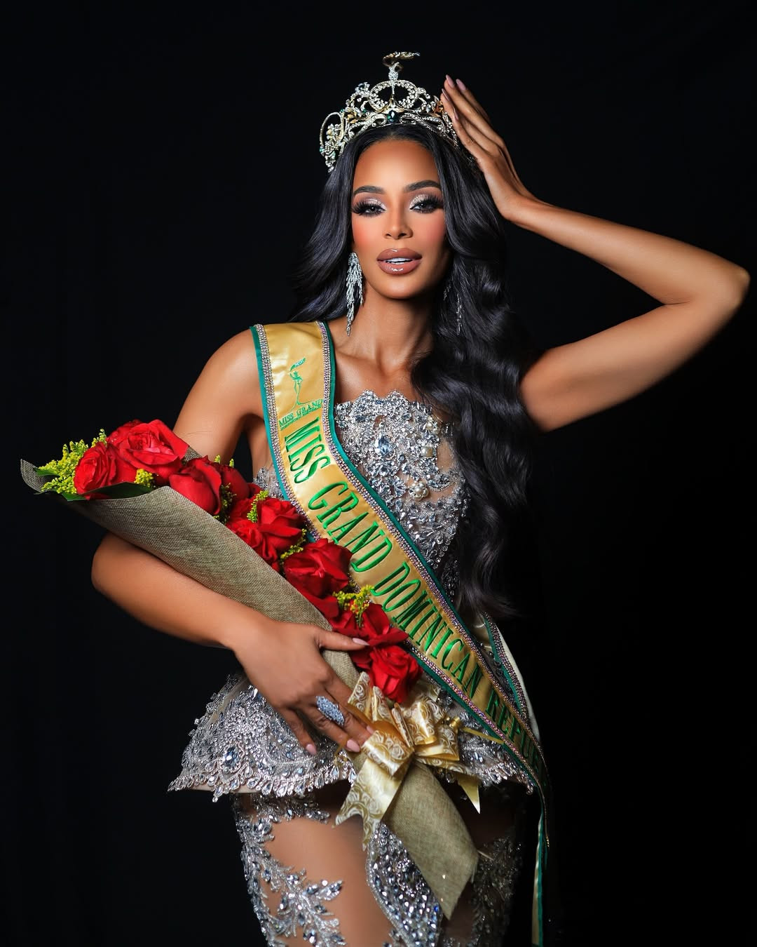 Chung kết Hoa hậu Hòa bình Cộng hòa Dominica 2025 diễn ra ngày 4/5 với chiến thắng thuộc về người đẹp Madeline Mejía. Đêm chung kết có sự góp mặt của ông Nawat - Chủ tịch Miss Grand International. Madeline Mejía giành quyền đại diện Cộng hòa Dominica ở Hoa hậu Hòa bình Quốc tế 2025 tổ chức tại Thái Lan vào tháng 10.