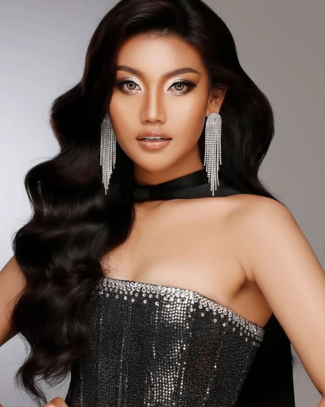 Với trình độ học vấn và khả năng hùng biện ấn tượng, tiếng Anh trôi chảy, Khisa Khin được xem là nhân tố có thể gây bất ngờ tại cuộc thi Hoa hậu Thế giới 2025.