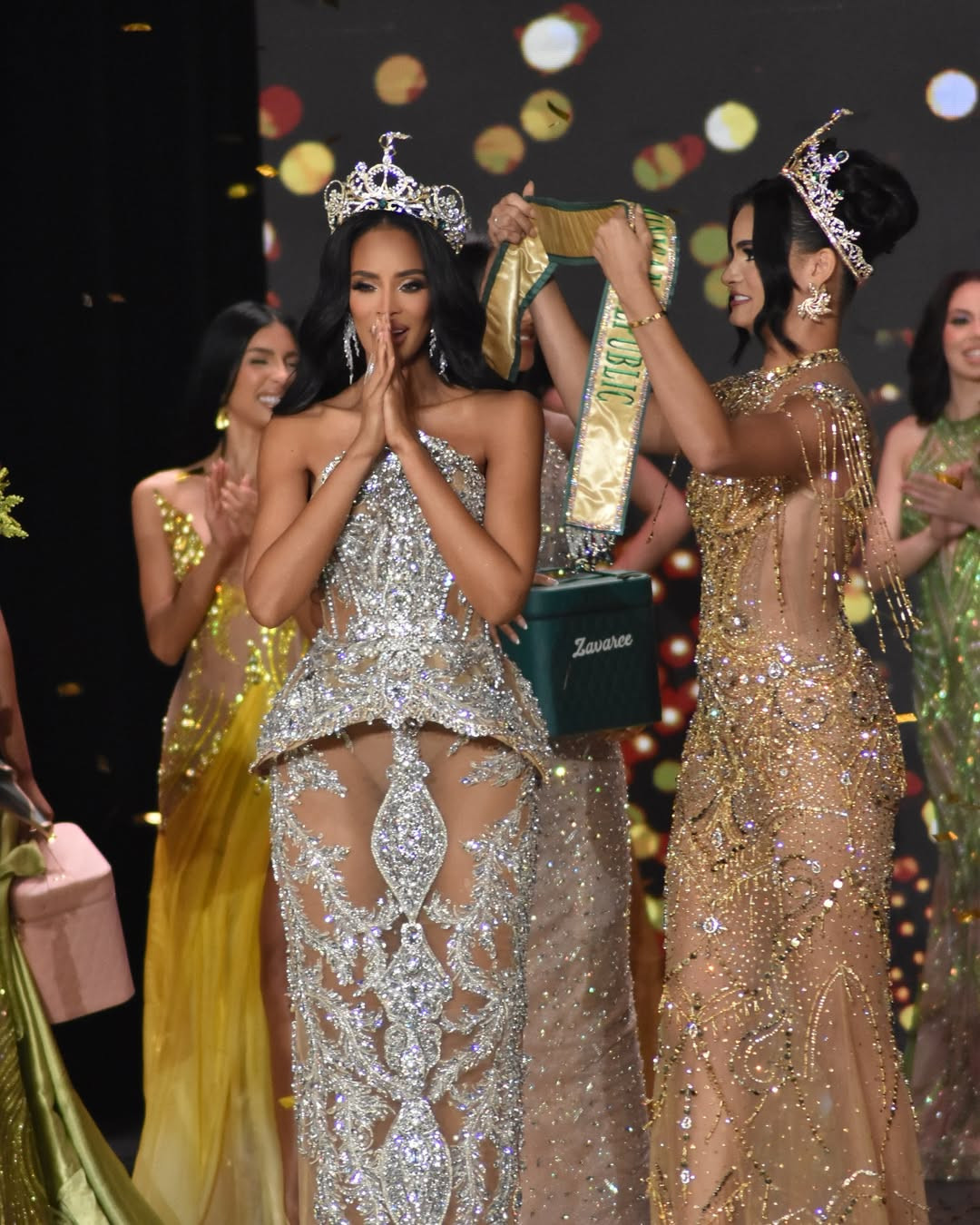 Sau chung kết, mẫu đầm dạ hội Madeline Mejía mặc khi đăng quang trở thành chủ đề bàn tán trên mạng xã hội. Bộ váy được đính đá cầu kỳ trên nền vải xuyên thấu. Tuy nhiên ở nhiều khoảnh khắc, Madeline Mejía để lộ nội y khiến cô bị nhiều người chê phản cảm, kém duyên.