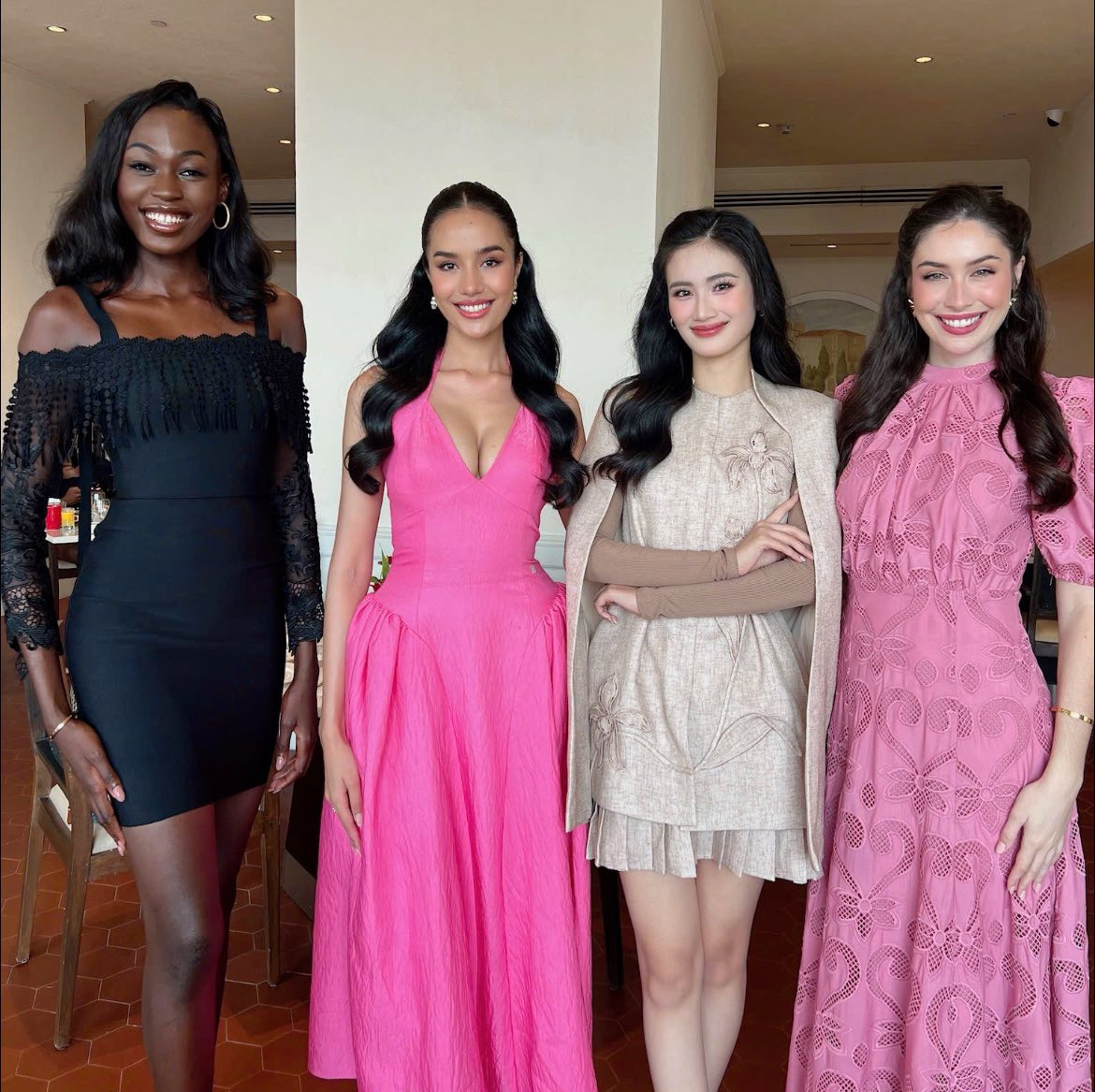 Khoảng 3h ngày 7/5 theo giờ địa phương, đại diện Việt Nam - Huỳnh Trần Ý Nhi đến thành phố Hyderabad, bang Telangana của Ấn Độ. Ý Nhi hội ngộ hai đại diện Myanmar và Philippines tại sân bay.