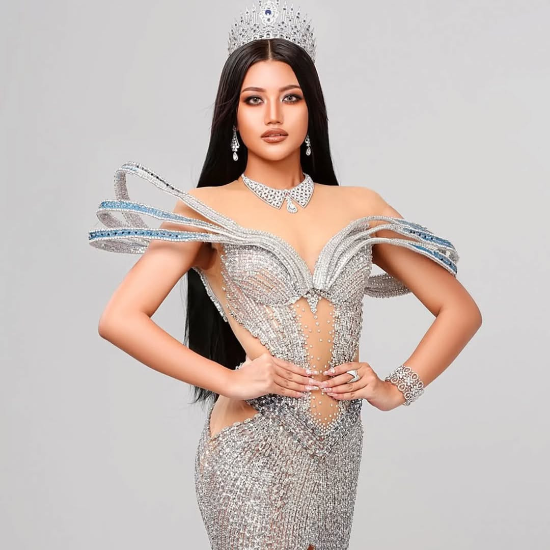 "Tôi tự hào khi được chọn là Hoa hậu Thế giới Myanmar 2025. Thành công này không chỉ nhờ vào nỗ lực của riêng tôi mà còn nhờ sự ủng hộ và động viên liên tục của mọi người xung quanh. Tôi nhận được giải thưởng này vì tất cả người cố vấn và người hâm mộ đã ủng hộ tôi", Khisa Khin chia sẻ sau khi đăng quang.