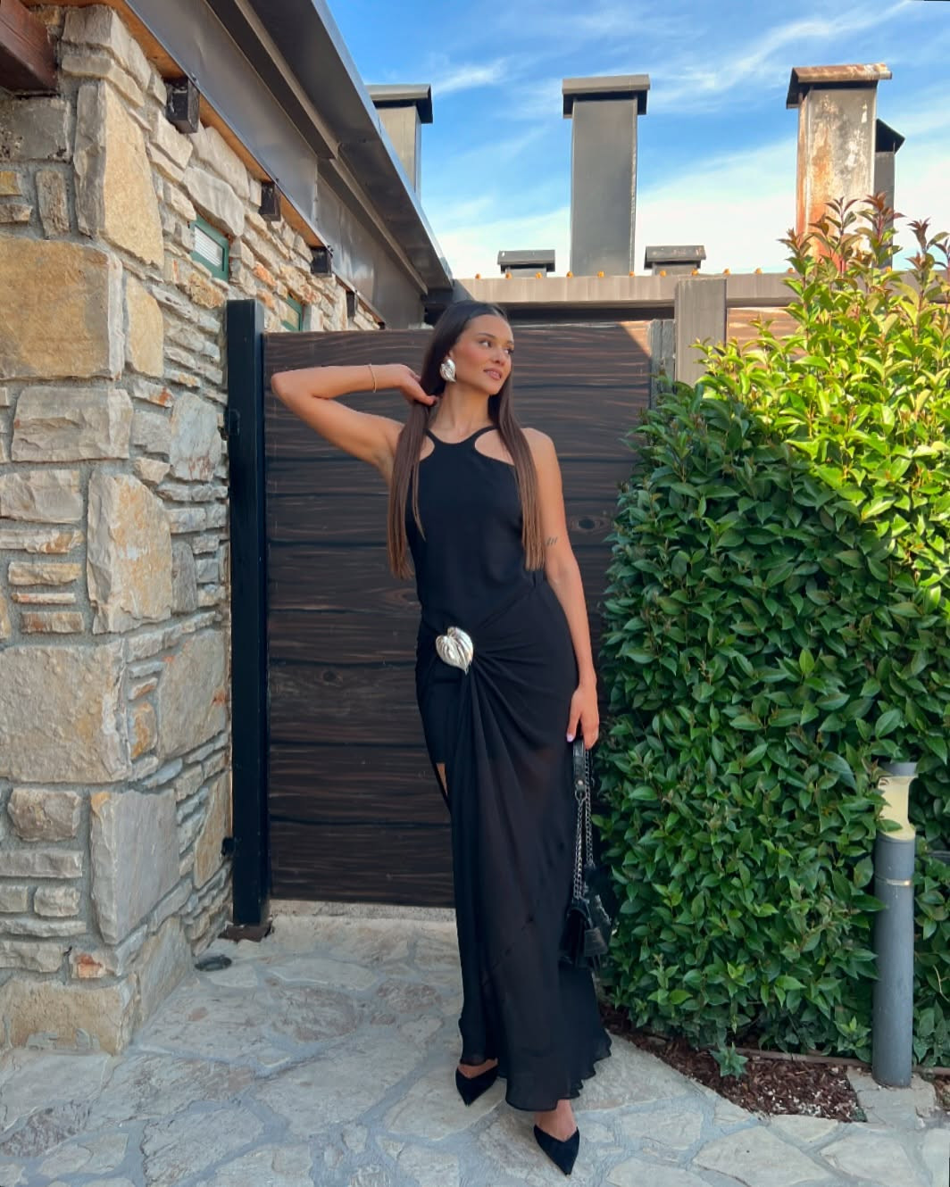 Vào thời gian rảnh rỗi, Laura dành thời gian khám phá thiên nhiên, chơi với động vật, khiêu vũ, vẽ tranh, chơi guitar... và sáng tạo nội dung số.