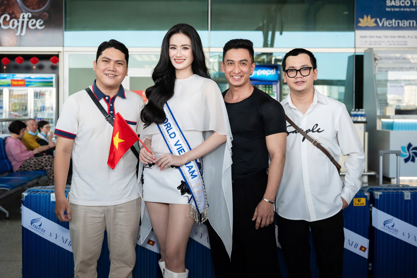 Hoa hậu Đoàn Thiên Ân và Lê Nguyễn Bảo Ngọc vì bận lịch trình riêng, không thể đến tiễn Ý Nhi, nhưng đã gửi những món quà để tiếp thêm động lực cho Ý Nhi trước hành trình quan trọng.