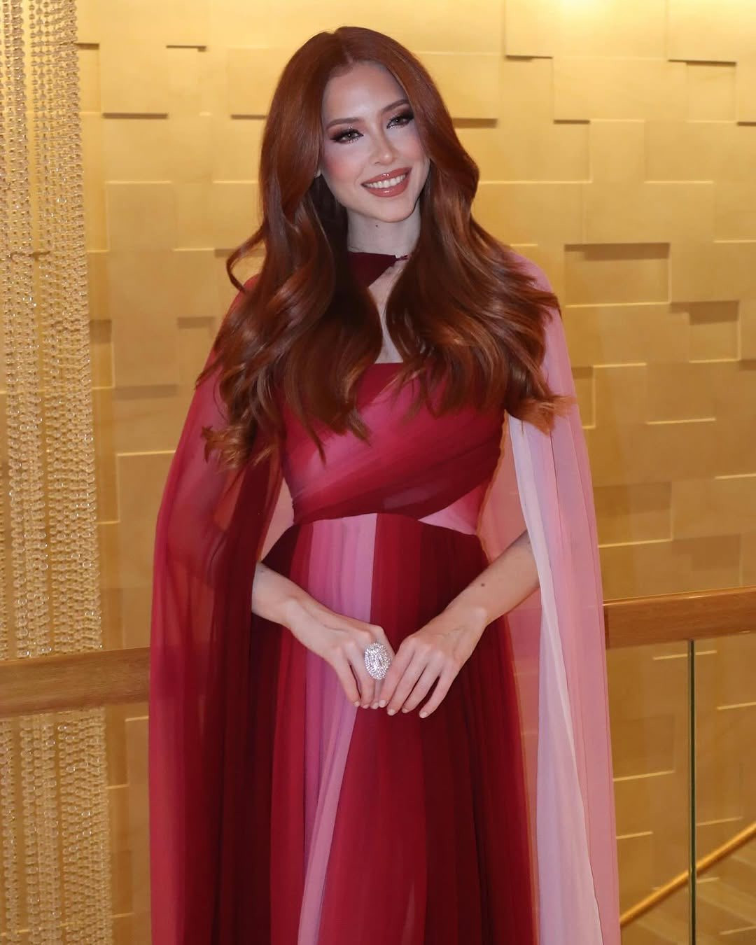 Đại diện Puerto Rico - Valeria Perez - xuất hiện với váy áo cầu kỳ. Cô 23 tuổi, tốt nghiệp ngành sinh học, là ứng viên mạnh của khu vực châu Mỹ.