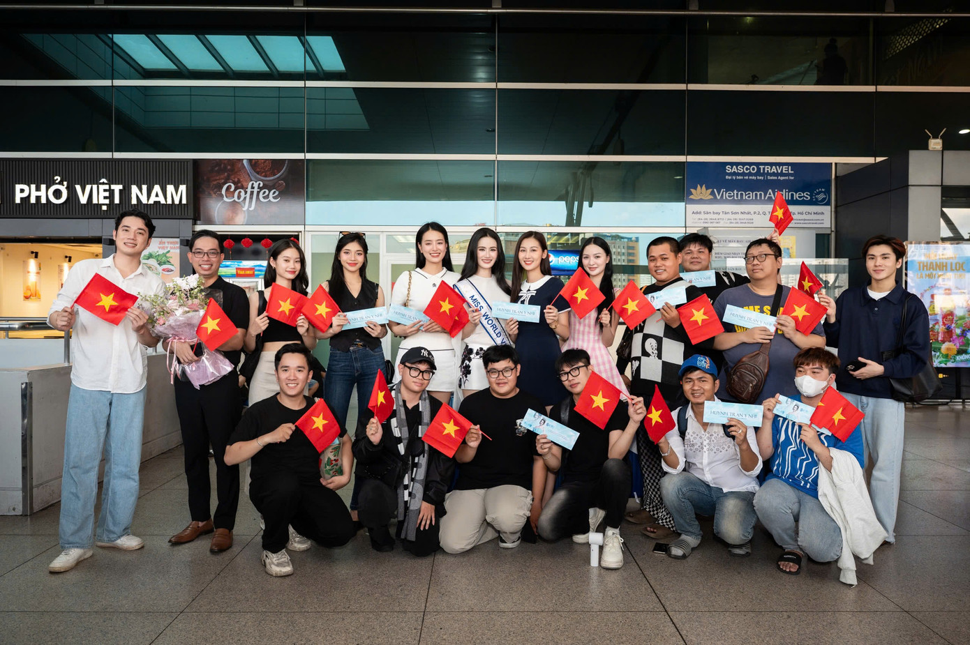 Đông đảo người thân, bạn bè đã ra sân bay tiễn Ý Nhi lên đường.