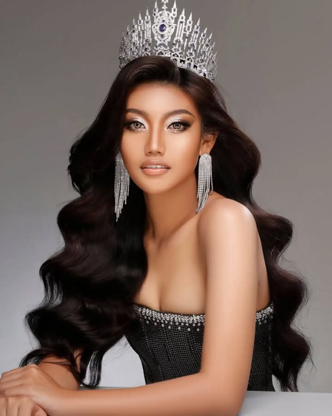 Với trình độ học vấn và khả năng hùng biện ấn tượng, tiếng Anh trôi chảy, Khisa Khin được xem là nhân tố có thể gây bất ngờ tại cuộc thi Hoa hậu Thế giới 2025.