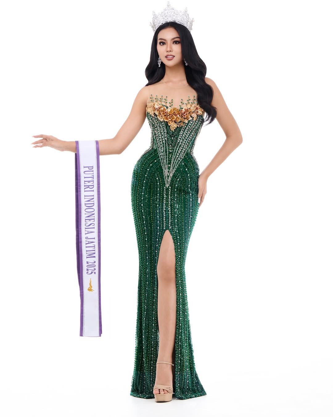 Firsta Yufi Amarta Putri năm nay 24 tuổi là cử nhân chuyên ngành tâm lý học. Cô được đánh giá cao ở trình độ học vấn và giao tiếp, ứng xử. Trong chung kết, Firsta Yufi Amarta Putri ghi điểm với ban giám khảo bằng câu trả lời thông minh, ý nghĩa. Cô cũng giới thiệu về các dự án xã hội thiết thực mà mình đang theo đuổi.