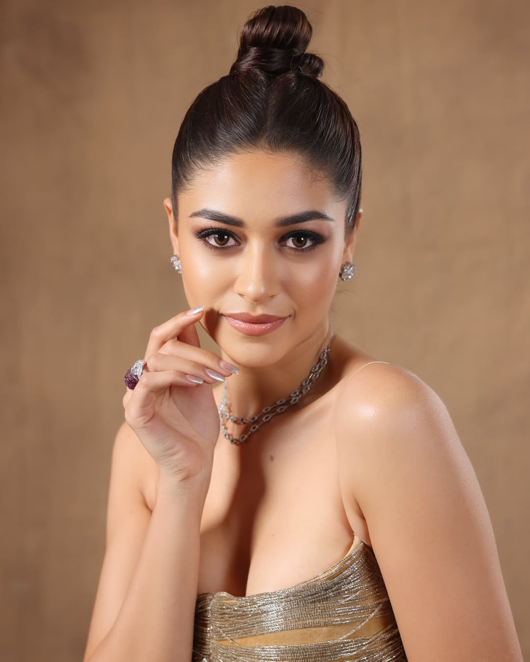 Đại diện chủ nhà Ấn Độ - Nandini Gupta - được nhiều chuyên trang đánh giá cao. Nandini Gupta 21 tuổi, cao 1,75 m, hiện là sinh viên ngành Quản trị Kinh doanh tại trường Cao đẳng Lala Lajpat Rai. Nandini Gupta cũng tham gia lĩnh vực người mẫu ở quê nhà. Cô nuôi ước mơ đi thi hoa hậu từ năm 10 tuổi.