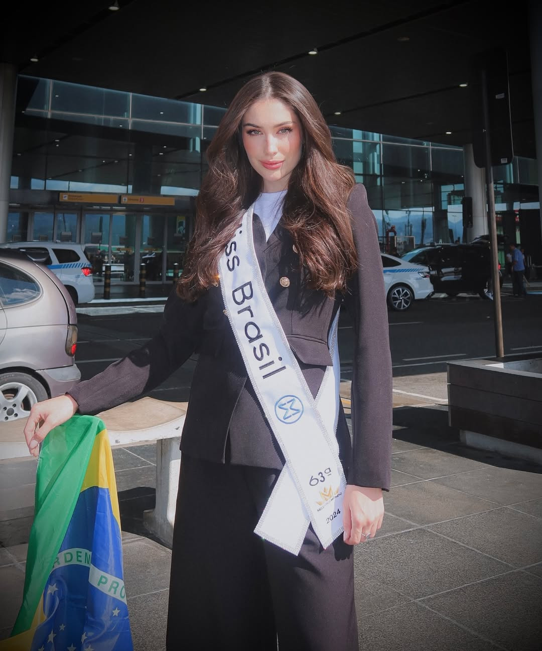 Đại diện Brazil - Jessica Pedroso - mặc trang phục kín đáo khi ra sân bay. Người đẹp năm nay 25 tuổi, cao 1,75 m, có bằng thạc sĩ về ngôn ngữ hiện đại. Hiện cô là giáo viên và kỹ sư cơ khí. Cô theo đuổi dự án xã hội có tên Hạt giống tốt, nhằm mục đích nâng cao giáo dục cho trẻ em có hoàn cảnh khó khăn.