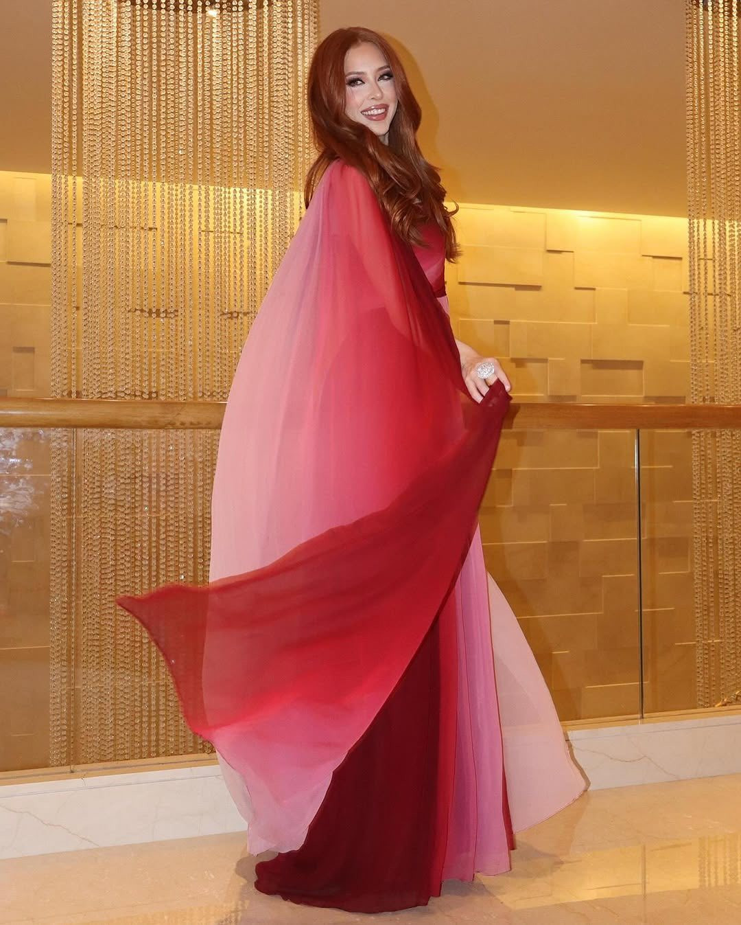 Đại diện Puerto Rico - Valeria Perez - xuất hiện với váy áo cầu kỳ. Cô 23 tuổi, tốt nghiệp ngành sinh học, là ứng viên mạnh của khu vực châu Mỹ.