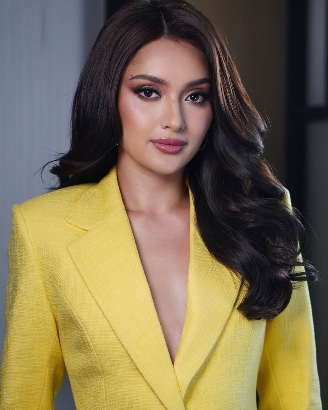 Ahtisa Manalo sinh năm 1997, cao 1,73 m, có thân hình quyến rũ. Cô tốt nghiệp chuyên ngành kế toán và đã theo đuổi lĩnh vực này nhiều năm nay.