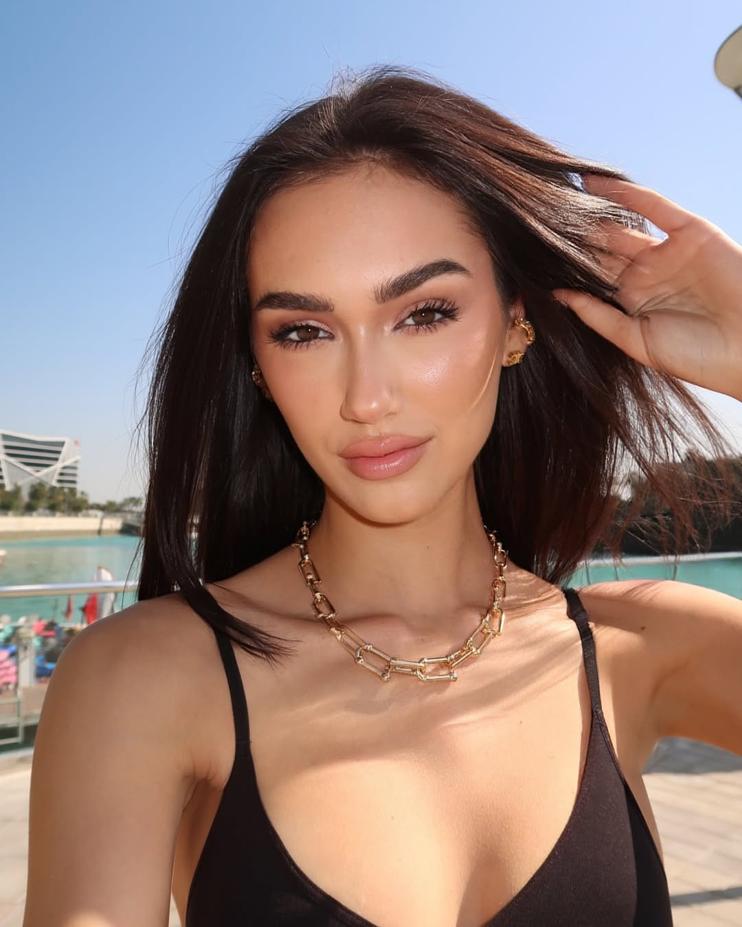 "Tôi đã phải rèn luyện về cách biểu cảm. Tôi cũng phải niềng răng vì răng tôi khấp khểnh. Bên cạnh đó, tôi phải luyện tập để thay đổi ngôn ngữ cơ thể", Markéta chia sẻ.