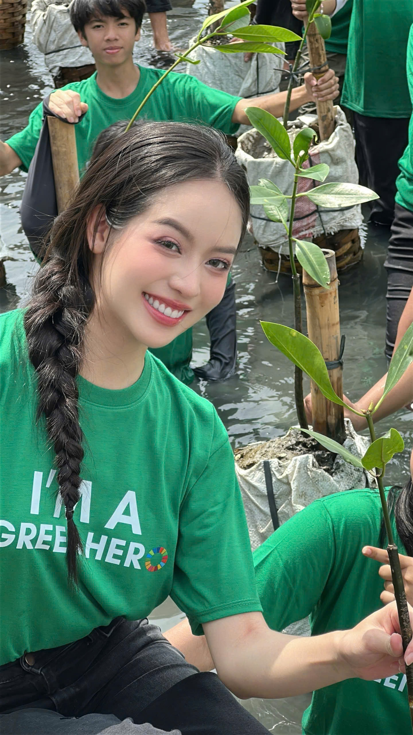 Thanh Thủy tham gia hoạt động trồng cây xanh, truyền cảm hứng bảo vệ môi trường ở Indonesia.