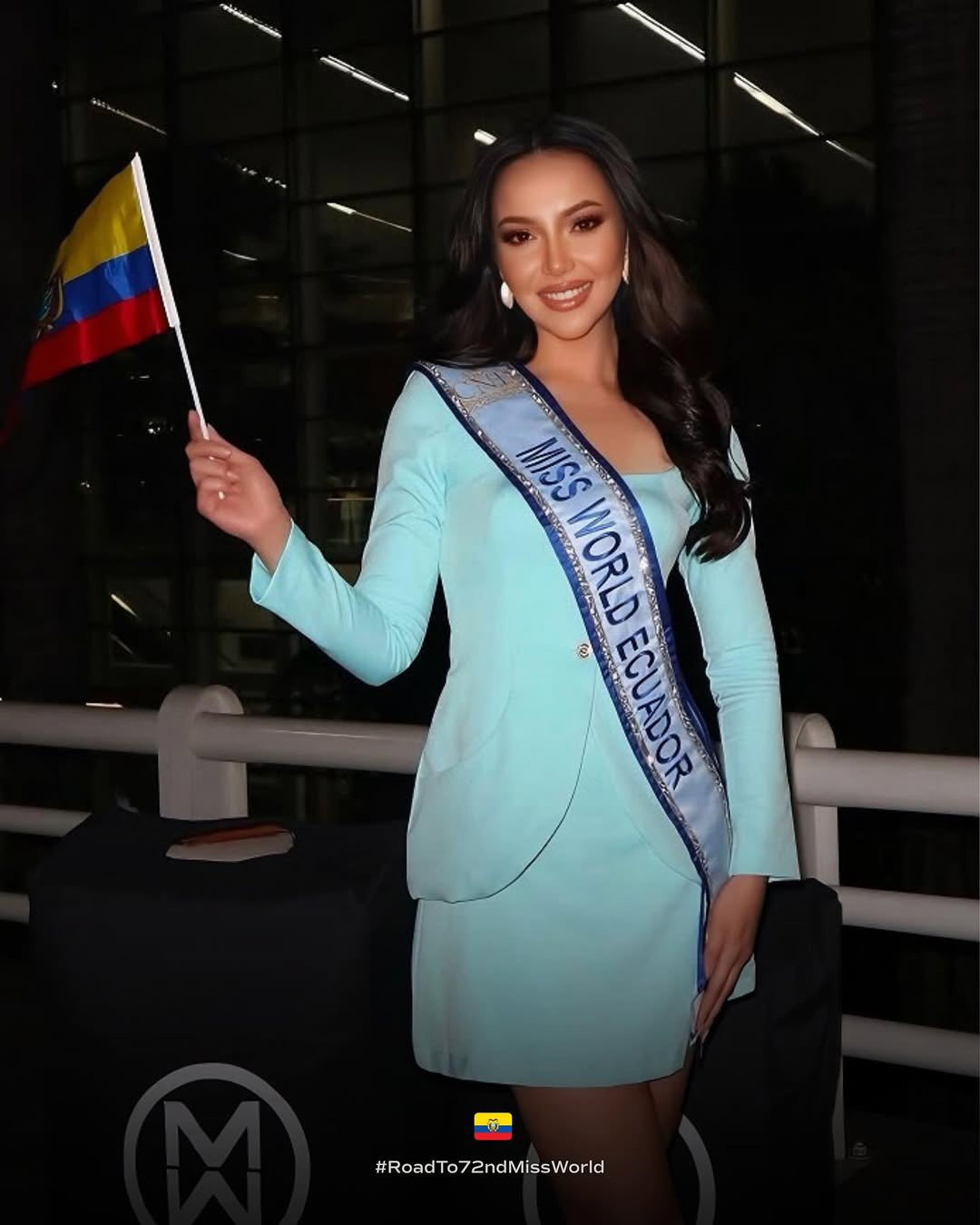 Đại diện Ecuador - Sandra Alvarado - mặc trang phục màu xanh kín đáo, thanh lịch khi sang Ấn Độ. Sandra là luật sư, có bằng cử nhân nghệ thuật, có khả năng hát, chơi đàn cello và piano. Cô theo đuổi dự án El Rincón del Futuro (Góc tương lai), giúp đỡ các trẻ em khó khăn có cơ hội tiếp cận nghệ thuật.