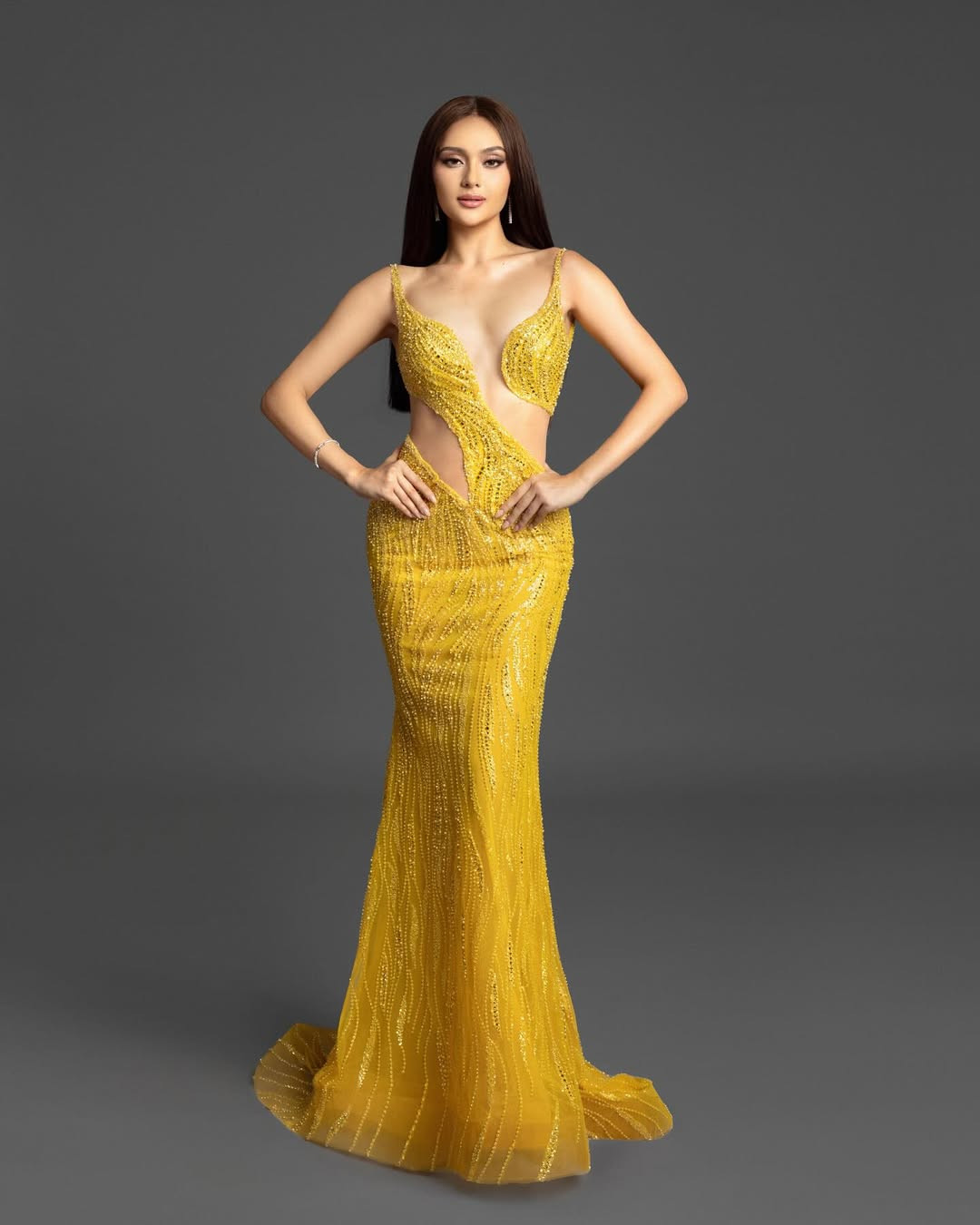 Trước làn sóng phản đối của fan Philippines, Maria Ahtisa Manalo đã phải lên tiếng trên trang cá nhân. Cô cho biết thấy thất vọng với cách hành xử kém văn minh của fan. "Tôi rất thất vọng với cách mà nhiều người trong chúng ta đã thể hiện. Đừng bắt nạt Tata nữa. Cô ấy là bạn của tôi và khi bạn nói những điều xấu về cô ấy, bạn đang nói với chính tôi", Maria Ahtisa Manalo viết.