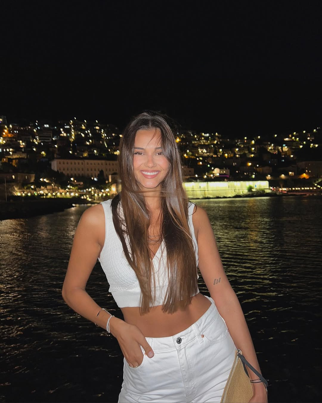 Laura đam mê rèn luyện sức khỏe để có một cơ thể mạnh mẽ và tâm hồn rộng mở. Cô muốn nâng cao nhận thức về tầm quan trọng của việc đầu tư vào sức khỏe thể chất và tinh thần.