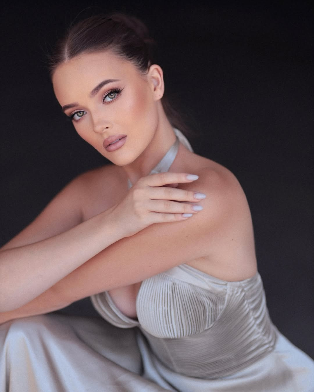 Đại diện Nam Phi - Zoalize Jansen Van Rensburg - được nhiều chuyên trang sắc đẹp đánh giá cao, dự đoán giành thành tích ấn tượng ở Hoa hậu Thế giới 2025. Cô 18 tuổi, có gương mặt ngọt ngào, vóc dáng gợi cảm. Zoalize đang làm giám đốc tiếp thị kỹ thuật số tại quê nhà.