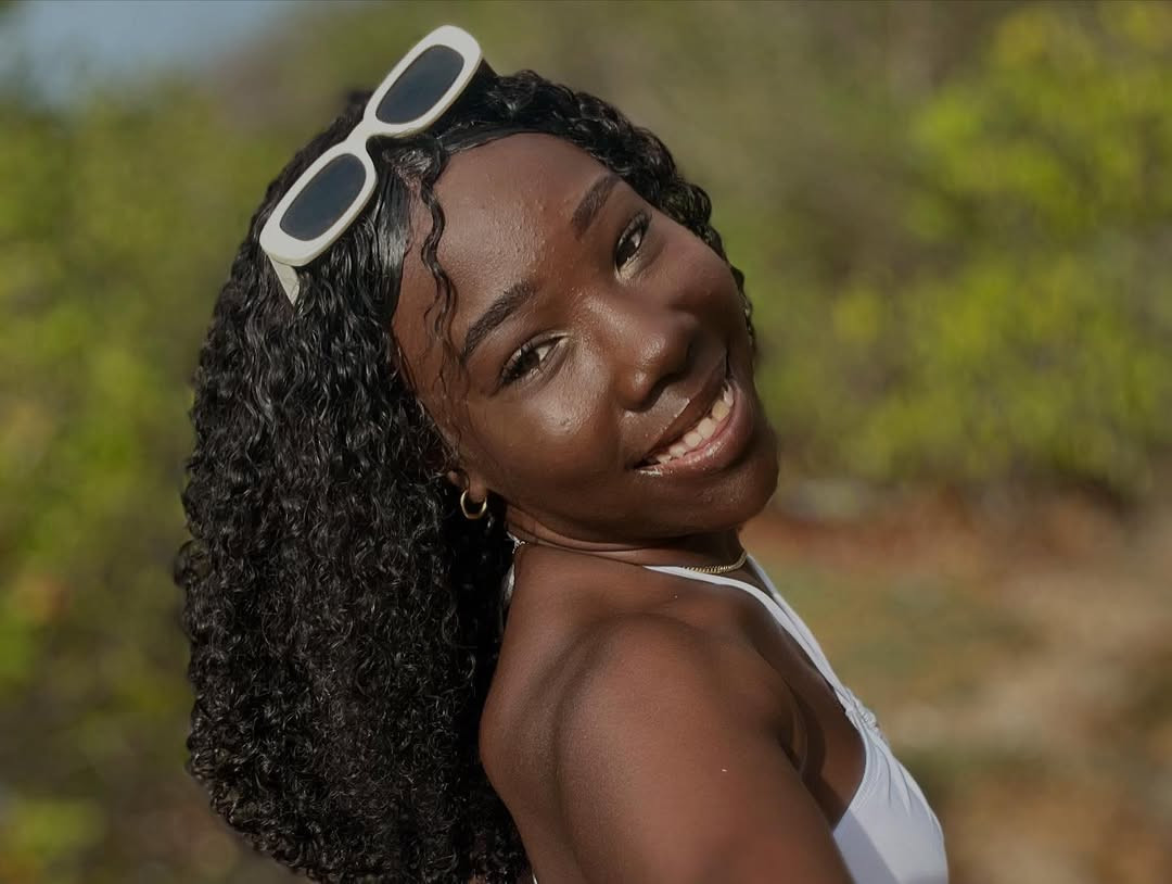 "Với niềm đam mê công lý và ước mơ truyền cảm hứng cho người khác, cô đã sẵn sàng đứng trên sân khấu Hoa hậu Hoàn vũ Curacao và cho thế giới thấy rằng sự kiên cường, lòng tốt và niềm tin vào bản thân có thể thay đổi cuộc sống", ban tổ chức giới thiệu về người đẹp. Thành tích ấn tượng nhất của Curacao ở Miss Universe những năm gần đây là của người đẹp Gabriela Dos Santos khi lọt vào top 5 Hoa hậu Hoàn vũ 2022. Cô cũng được chuyên trang sắc đẹp Missosology trao giải thưởng Timeless Beauty - Vẻ đẹp vượt thời gian 2022.