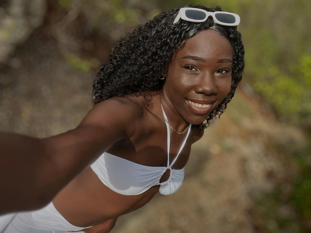 "Với niềm đam mê công lý và ước mơ truyền cảm hứng cho người khác, cô đã sẵn sàng đứng trên sân khấu Hoa hậu Hoàn vũ Curacao và cho thế giới thấy rằng sự kiên cường, lòng tốt và niềm tin vào bản thân có thể thay đổi cuộc sống", ban tổ chức giới thiệu về người đẹp. Thành tích ấn tượng nhất của Curacao ở Miss Universe những năm gần đây là của người đẹp Gabriela Dos Santos khi lọt vào top 5 Hoa hậu Hoàn vũ 2022. Cô cũng được chuyên trang sắc đẹp Missosology trao giải thưởng Timeless Beauty - Vẻ đẹp vượt thời gian 2022.