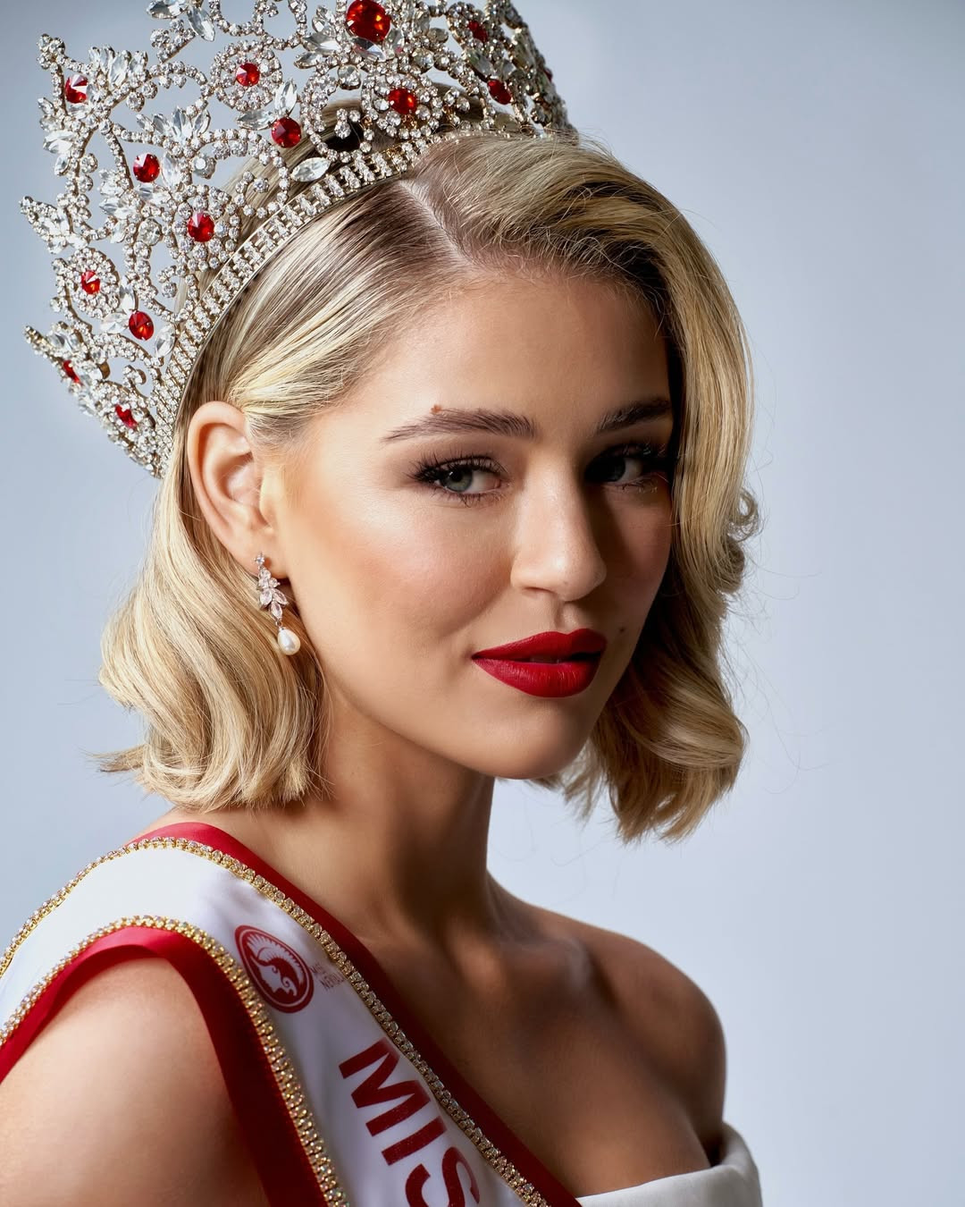 Samatha Poole có kinh nghiệm thi sắc đẹp ấn tượng. Cô từng giành ngôi vị Hoa hậu Quốc tế New Zealand 2024 và đại diện quốc gia tham dự Hoa hậu Quốc tế 2024 tổ chức tại Nhật Bản.