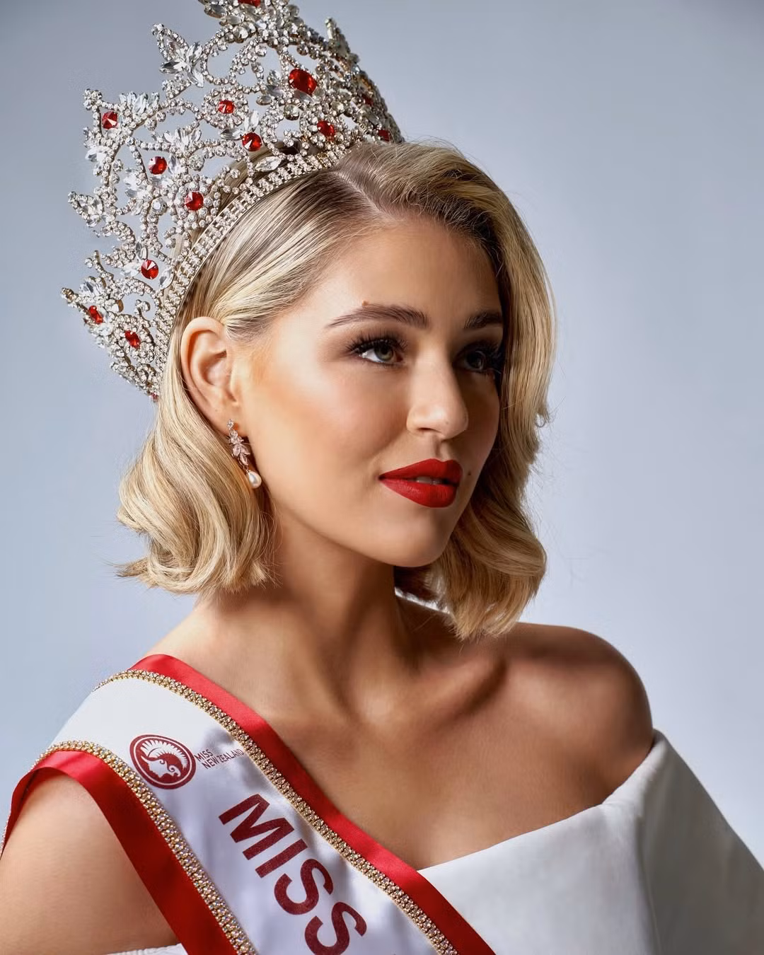 Samatha Poole có kinh nghiệm thi sắc đẹp ấn tượng. Cô từng giành ngôi vị Hoa hậu Quốc tế New Zealand 2024 và đại diện quốc gia tham dự Hoa hậu Quốc tế 2024 tổ chức tại Nhật Bản.