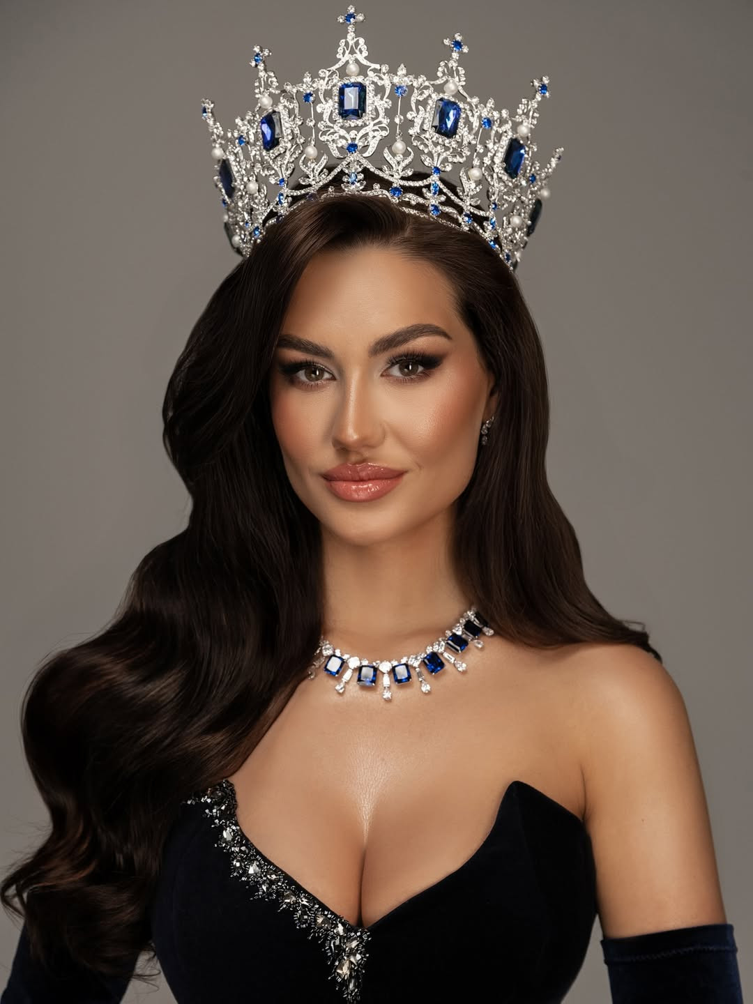 Đại diện Cộng hòa Czech - Adéla Štroffeková - được đánh giá là nhân tố có khả năng gây bất ngờ ở Hoa hậu Thế giới 2025. Cô là giáo viên, người mẫu và chuyên gia về thể chất. Adéla từng là một trong những thí sinh lọt vào chung kết Miss Czech Republic 2021, tuy nhiên cuộc thi bị huỷ do dịch COVID-19. Năm 2021, cô được bổ nhiệm làm Hoa hậu Trái Đất Cộng hòa Czech và giành quyền tham dự Hoa hậu Trái Đất 2021, lọt vào top 20 chung cuộc.