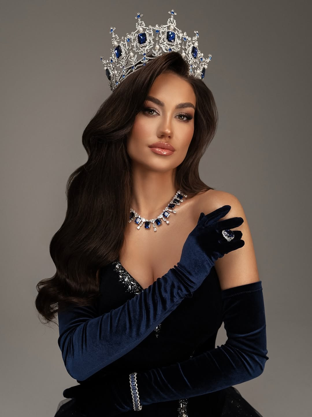 Đại diện Cộng hòa Czech - Adéla Štroffeková - được đánh giá là nhân tố có khả năng gây bất ngờ ở Hoa hậu Thế giới 2025. Cô là giáo viên, người mẫu và chuyên gia về thể chất. Adéla từng là một trong những thí sinh lọt vào chung kết Miss Czech Republic 2021, tuy nhiên cuộc thi bị huỷ do dịch COVID-19. Năm 2021, cô được bổ nhiệm làm Hoa hậu Trái Đất Cộng hòa Czech và giành quyền tham dự Hoa hậu Trái Đất 2021, lọt vào top 20 chung cuộc.