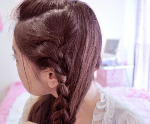 Rẽ phần lệch sang một bên Tết từ trước ra sau, đến đỉnh đầu thì tết ngang sang một bên và cố định lại Ở bên đối diện bạn cũng tết một lọn tóc từ trên đỉnh đầu xuống. Phần đuôi tóc bạn dùng máy uốn xoăn lên để tạo độ phồng cho tóc.