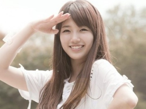 Suzy được biết đến qua vai trò thành viên nhóm nhạc miss A, ra mắt dưới sự quản lý của JYP Entertainment năm 2010