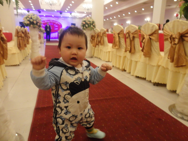 Mới mấy tháng trước thôi, Teddy trông y hệt một cu cậu ấy! Bây giờ thì Teddy cũng váy, cũng kẹp tóc, cũng "sexy" như ai!