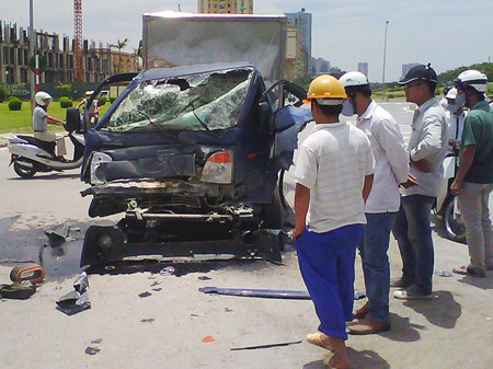 Chiếc xe tải nát bét đầu sau vụ va chạm