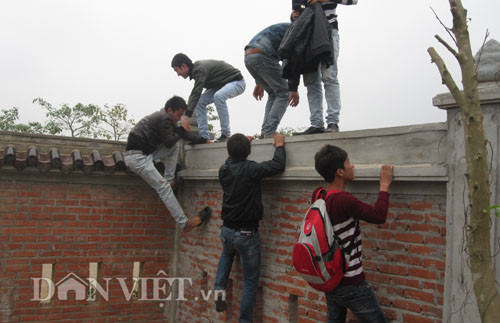 Những cậu thanh niên này đang đua nhau trèo tường ra bên ngoài ở gần khu vực cổng chính chùa Bái Đính