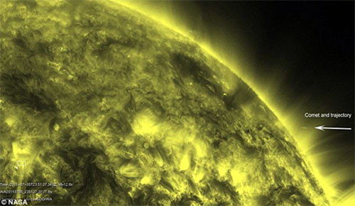 Hình ảnh sao chổi va phải mặt trời(mũi tên). Ảnh: NASA. Hình ảnh sao chổi va phải mặt trời(mũi tên). Ảnh: NASA
