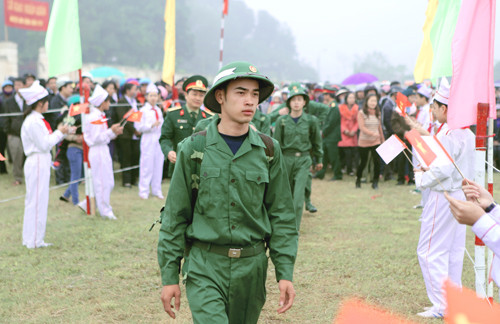 Tân binh đến nơi làm lễ giao nhận quân