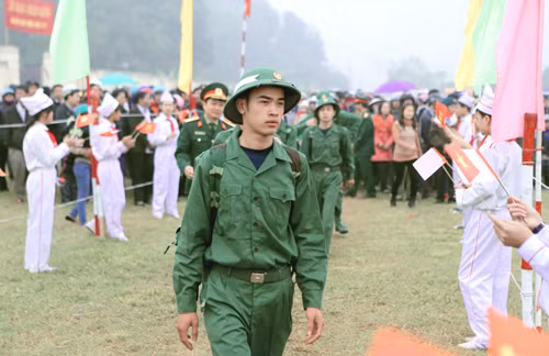 Tân binh đến nơi làm lễ giao nhận quân