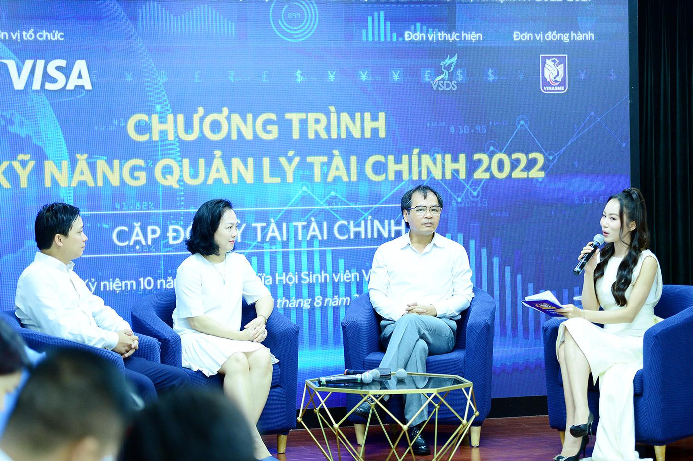 Tại chương trình, khách mời cùng ban cố vấn chương trình tổ chức toạ đàm chia sẻ dành cho sinh viên. Tại chương trình, khách mời cùng ban cố vấn chương trình tổ chức toạ đàm chia sẻ dành cho sinh viên.