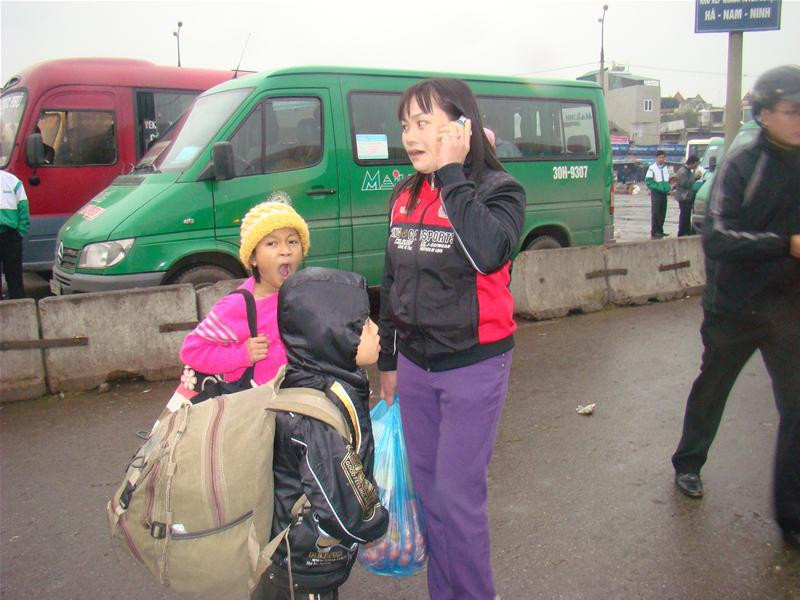 Mẹ con cùng về quê ăn Tết