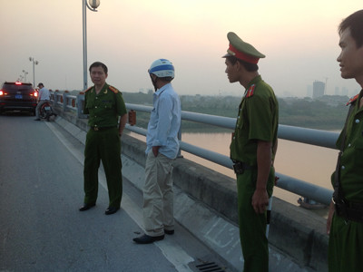 Đại tá Dương Văn Giáp chỉ huy thực nghiệm hiện trường tại cầu thanh trì