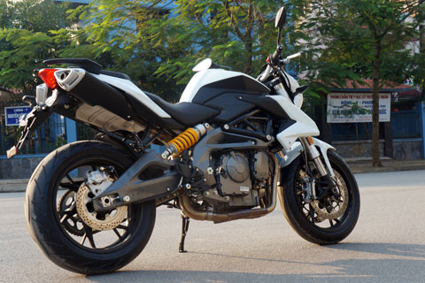 Benelli BN600i có vóc dáng to lớn đồ sộ và vẻ đẹp mạnh mẽ